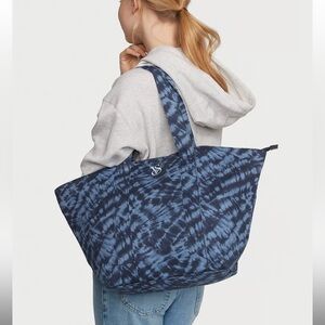 NWT Victoria’s Secret Women’s Blue Tie Dye Zipped Tote Bag